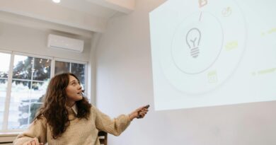 Czy istnieją mini projektory do telefonu z wbudowanym głośnikiem?