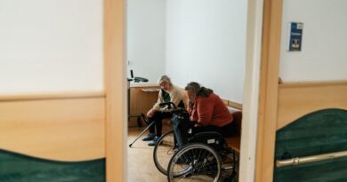 Jak zorganizować opiekę nad starszym rodzicem w domu?