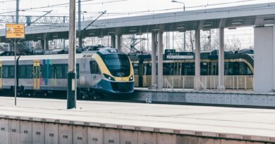 Jak wygląda transport kolejowy w Polsce i kiedy się opłaca?